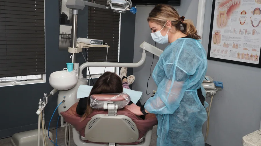 Atención a una paciente en el sillón dental