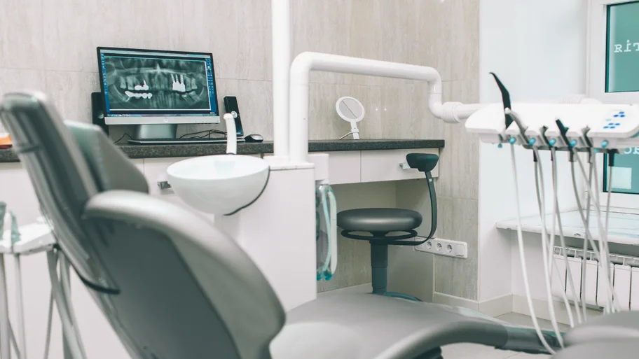 consultorio con la radiografia en el monitor