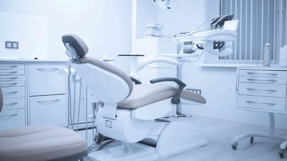 consultorio odontológico vacío con el sillón y el mueble de trabajo