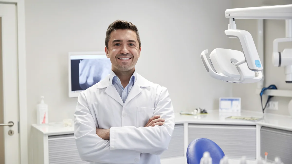 Dentista de pie en su consultorio