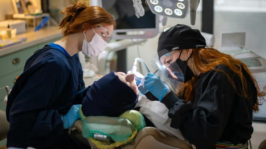 Equipe odontológica trabalhando a quatro mãos