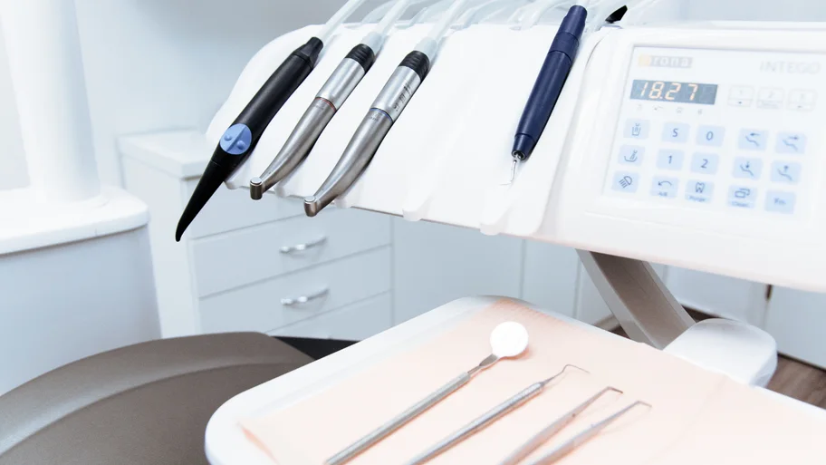 Instrumental y mandos del equipo dental