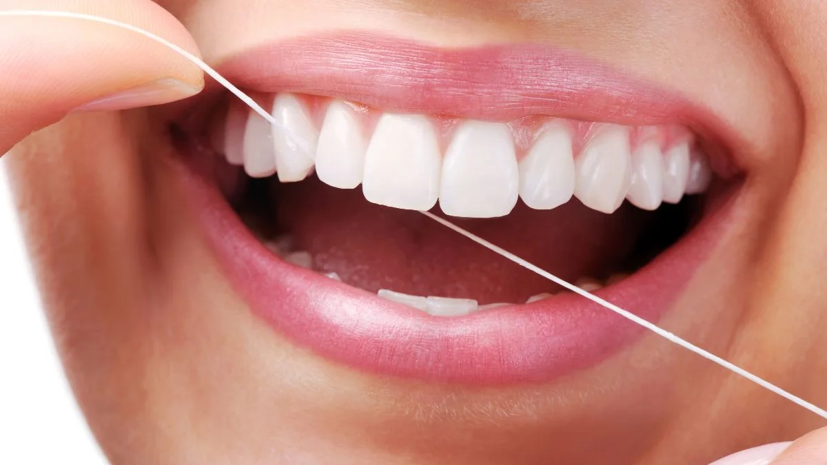 Uso do fio dental em close