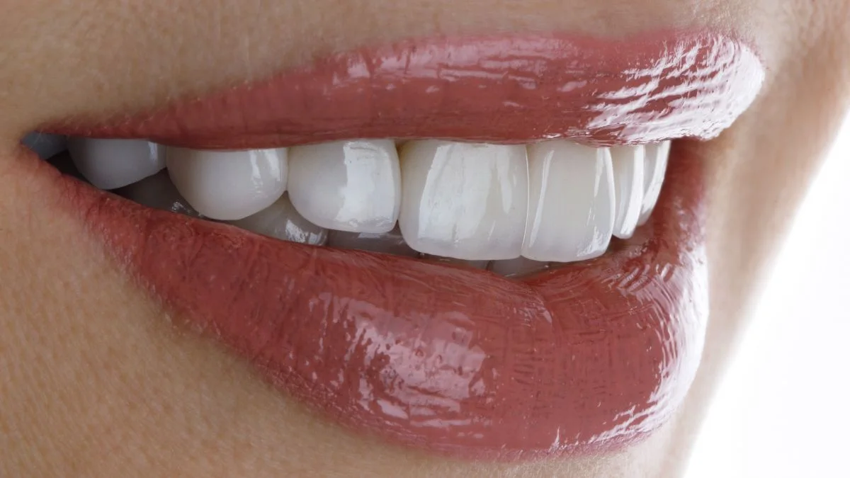 Sorriso adulto em close