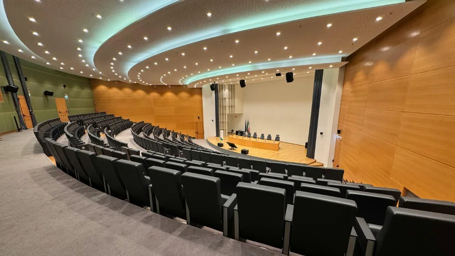 Auditório vazio antes do início do congresso
