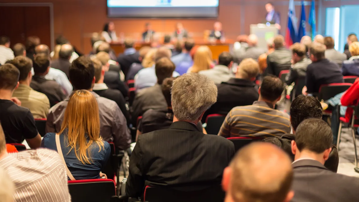 Sala de congreso llena de asistentes