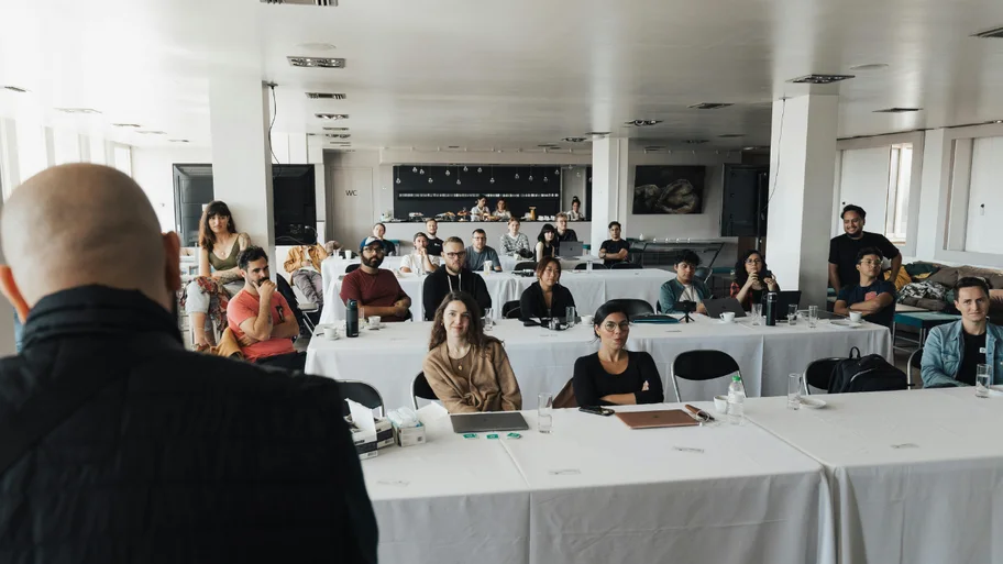 Ponente de espaldas ante los asistentes