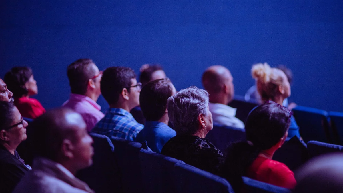 Público en una sala de conferencias durante una ceremonia