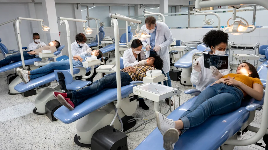 clinica docente con varios sillones