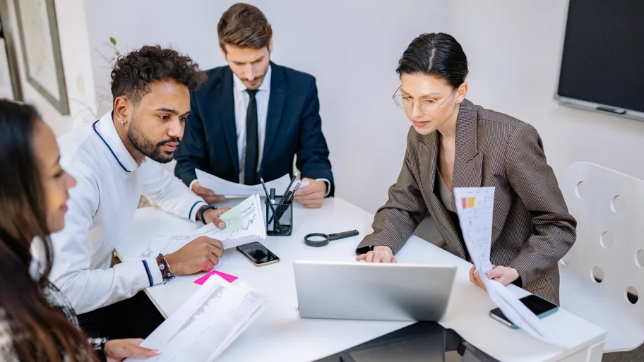 Equipo de trabajo analizando informes