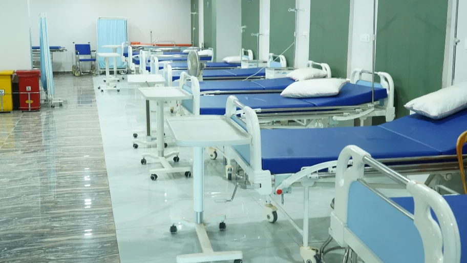 Sala de un servicio de salud con camas vacías
