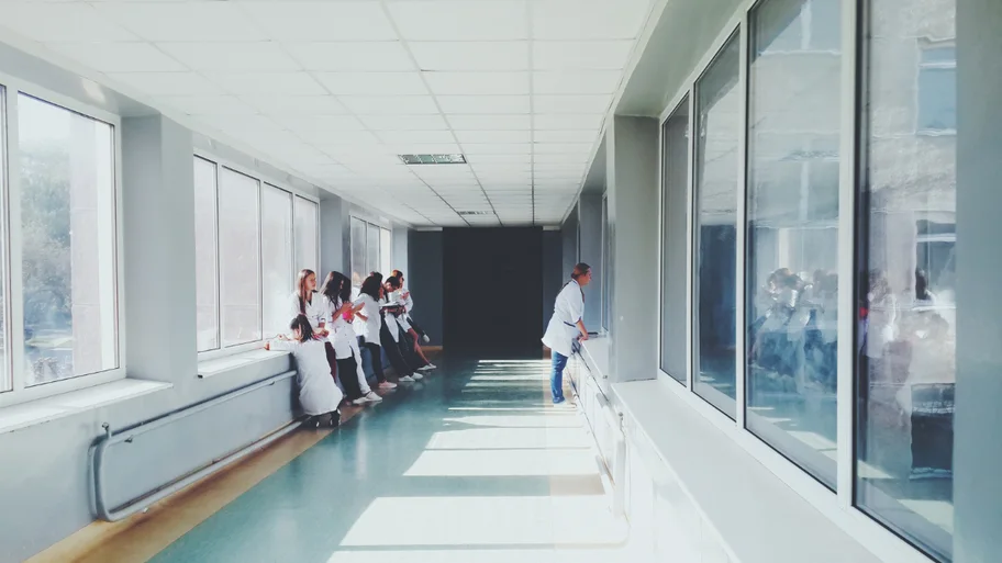 Corredor de hospital com profissionais de jaleco