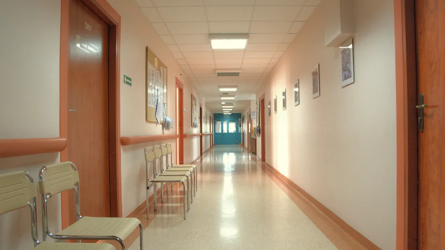 Corredor com cadeiras vazias em um serviço de saúde