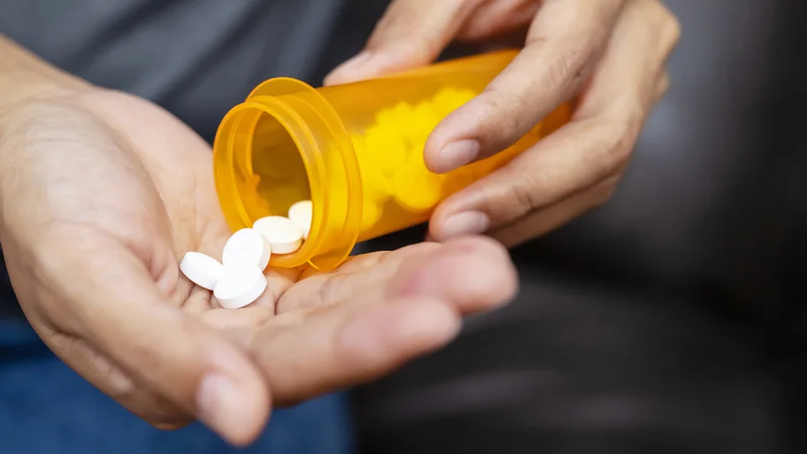 Frasco de medicamento sobre la encimera