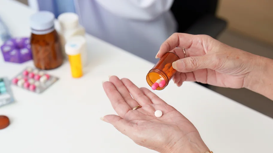 Medicación preparada sobre la encimera