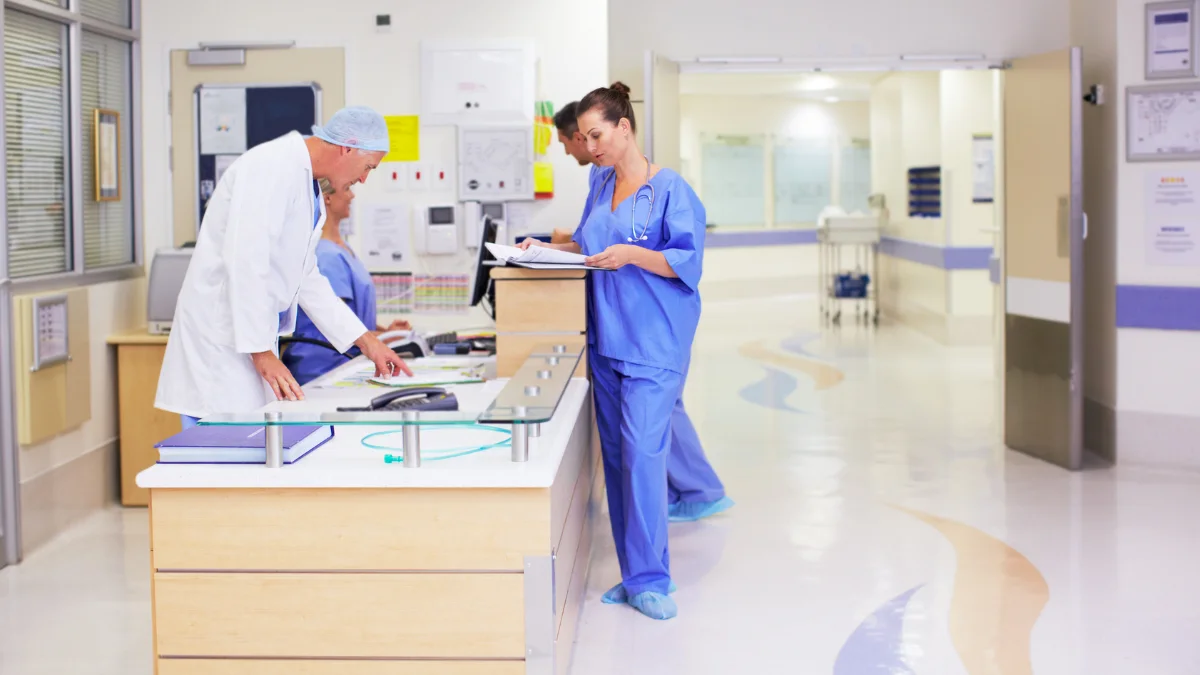 Personal de salud atendiendo en el mostrador