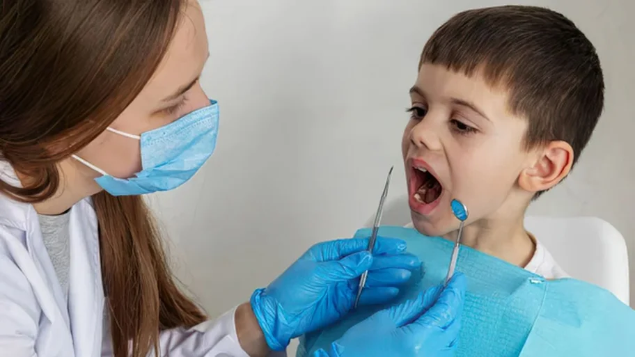 Exame odontológico infantil com espelho e sonda