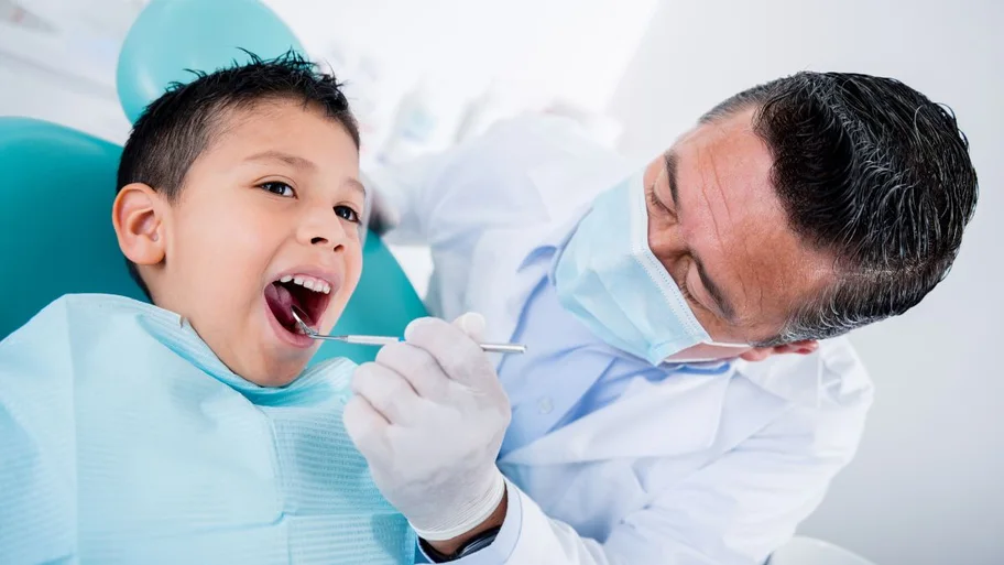 Criança em exame odontológico de rotina