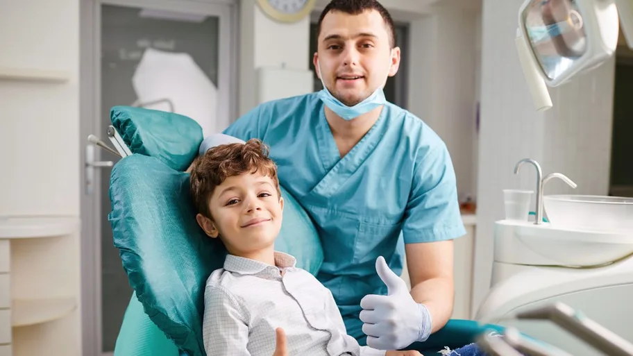 Niño y dentista en la consulta